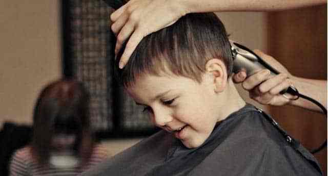 Couper soi-même les cheveux de son enfant